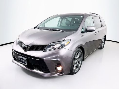 Used 2020 Toyota Sienna SE w/ SE Preferred Package FWD image 3