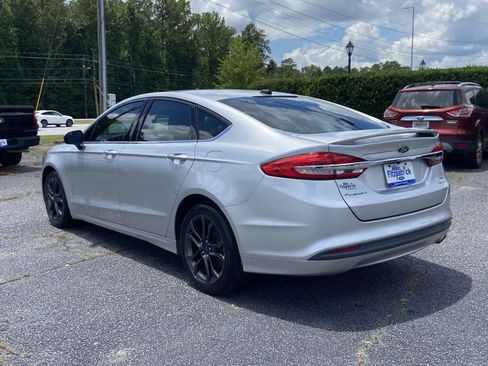 Used 2018 Ford Fusion SE w/ Equipment Group 201A FWD image 5
