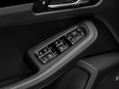 Used 2020 Porsche Macan S image 38