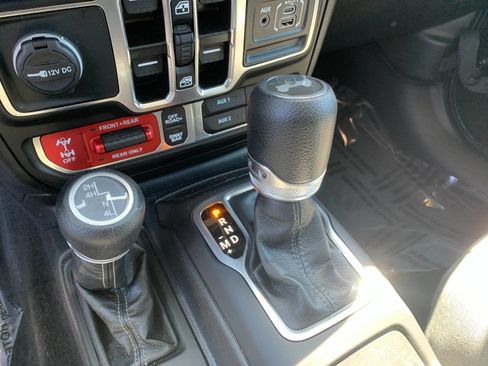 Used 2025 Jeep Wrangler Unlimited Rubicon AWD/4WD image 24