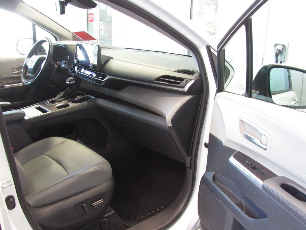 Certified 2024 Toyota Sienna XLE FWD image 18