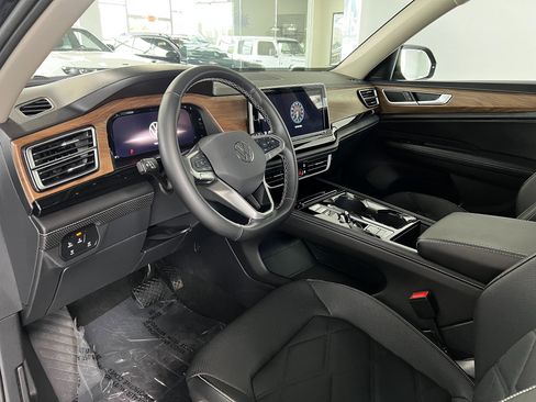 Used 2025 Volkswagen Atlas SE AWD/4WD image 11