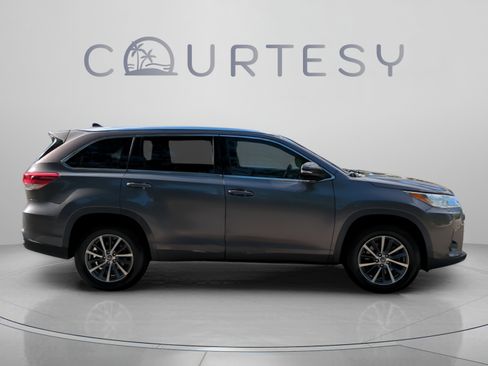 Used 2019 Toyota Highlander XLE FWD image 8