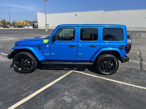 Used 2022 Jeep Wrangler Unlimited Sahara w/ Cold Weather Group image 3