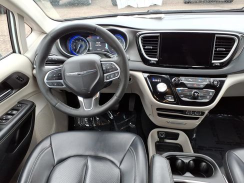 Used 2023 Chrysler Pacifica Touring-L FWD image 16