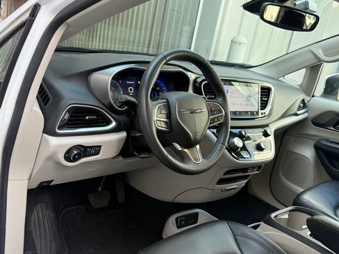 Used 2023 Chrysler Pacifica Touring-L image 4