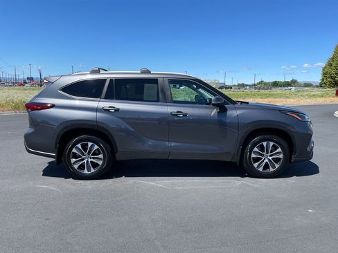 Used 2023 Toyota Highlander XLE AWD/4WD image 2