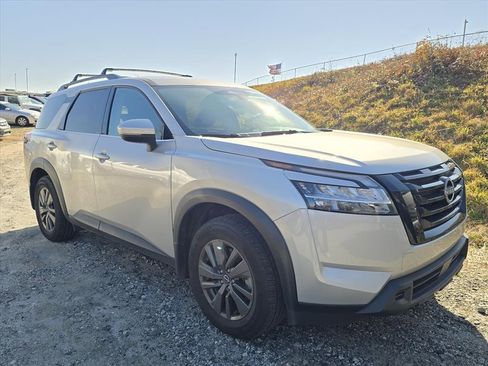 Used 2022 Nissan Pathfinder SV w/ SV Black Package image 2