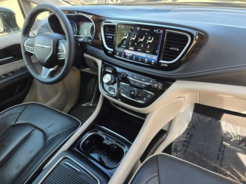 Used 2024 Chrysler Pacifica Limited FWD image 10