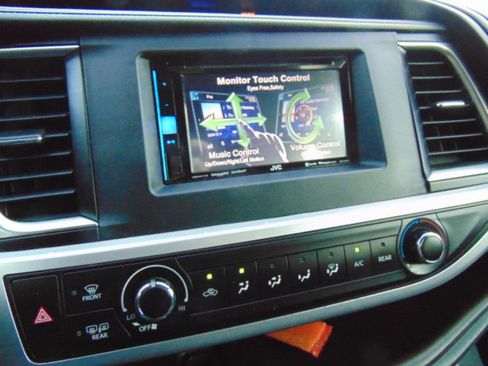Used 2016 Toyota Highlander LE FWD image 18