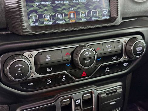 Used 2021 Jeep Gladiator Overland image 16