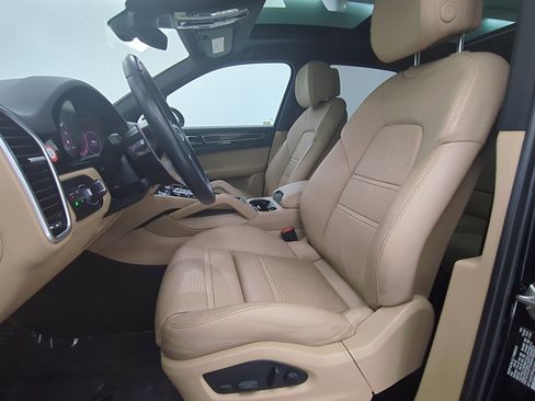 Certified 2023 Porsche Cayenne Platinum Edition image 5