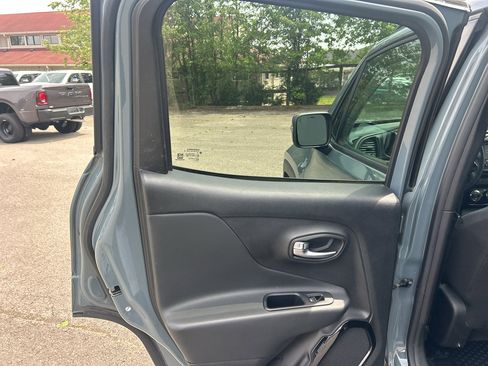 Used 2017 Jeep Renegade Altitude w/ Advanced Technology Group AWD/4WD image 18