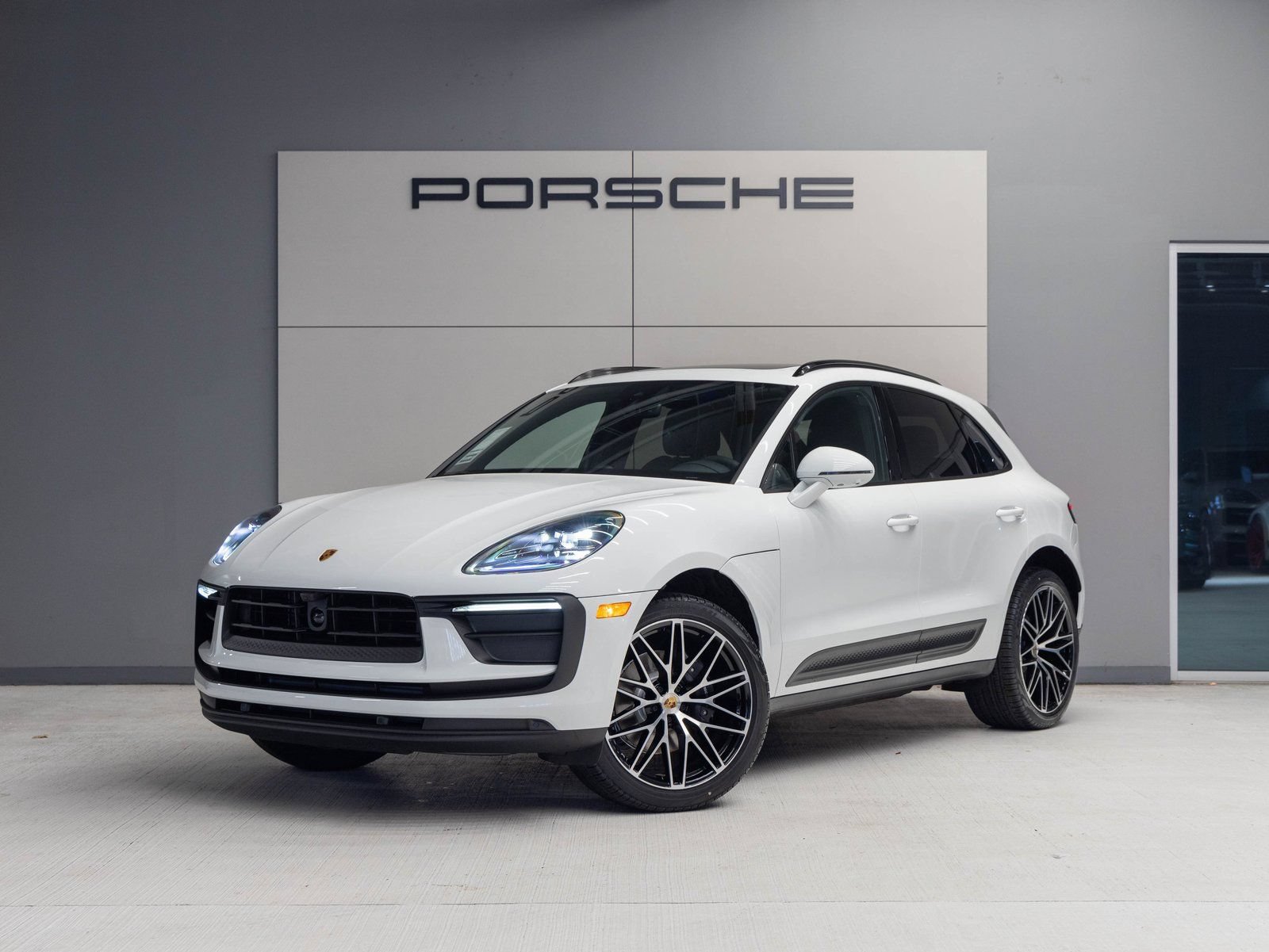 Certified 2026 Porsche Macan AWD/4WD image 1