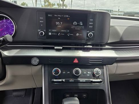 Used 2024 Kia Carnival LX FWD image 19