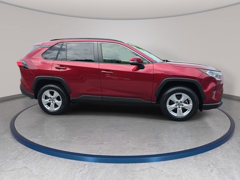 Used 2020 Toyota RAV4 XLE w/ Convenience Package FWD image 4