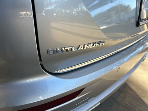 New 2025 Mitsubishi Outlander SE image 18