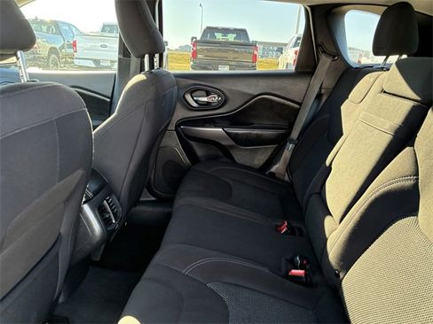 Used 2019 Jeep Cherokee Latitude w/ Popular Appearance Group image 12