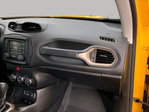 Used 2016 Jeep Renegade Latitude FWD image 18