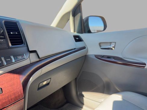 Used 2011 Toyota Sienna XLE FWD image 39