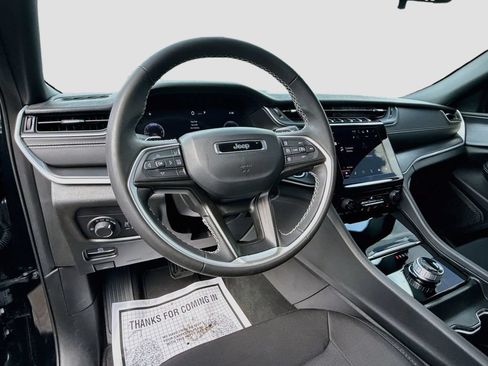 Used 2025 Jeep Grand Cherokee Laredo RWD image 12
