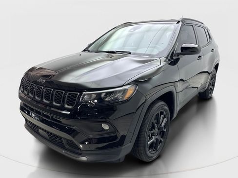 Used 2025 Jeep Compass Latitude w/ Altitude Special Edition image 2