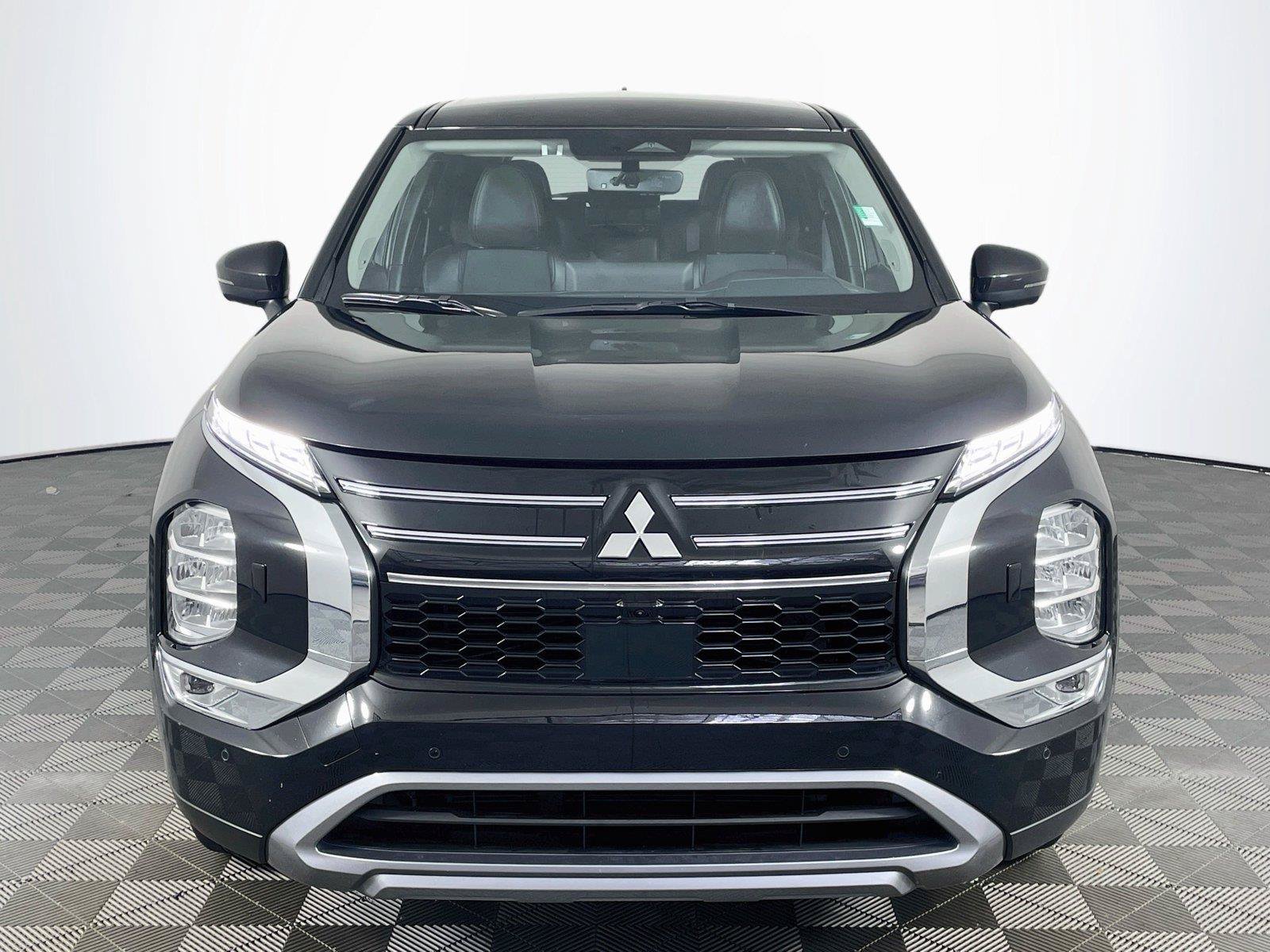 Used 2025 Mitsubishi Outlander SE AWD/4WD image 2