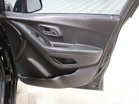 Used 2022 Chevrolet Trax LT w/ LT Convenience Package image 23