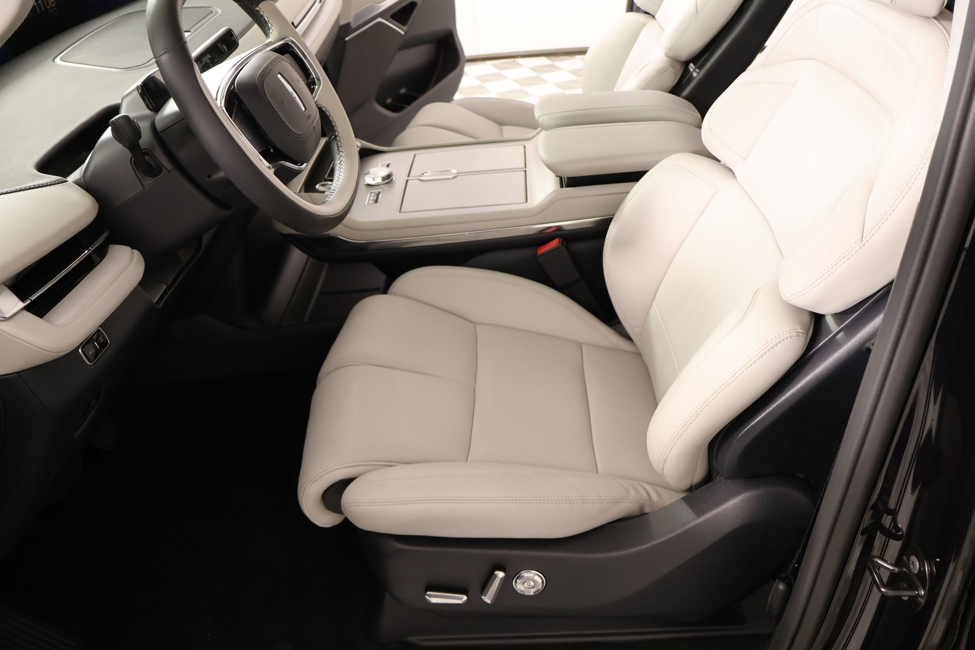 New 2025 Lincoln Navigator Reserve AWD/4WD image 12