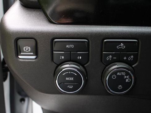 Used 2025 Chevrolet Silverado 1500 LT AWD/4WD image 9