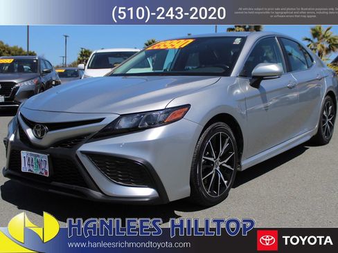 Used 2022 Toyota Camry SE image 2