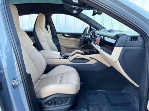 Used 2024 Porsche Cayenne Turbo image 16