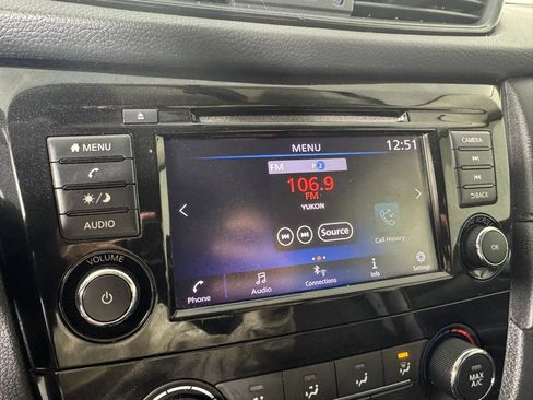 Used 2018 Nissan Rogue SV image 19