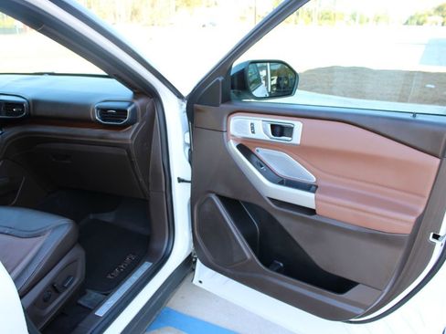 Used 2021 Ford Explorer King Ranch w/ Premium Technology Package image 17