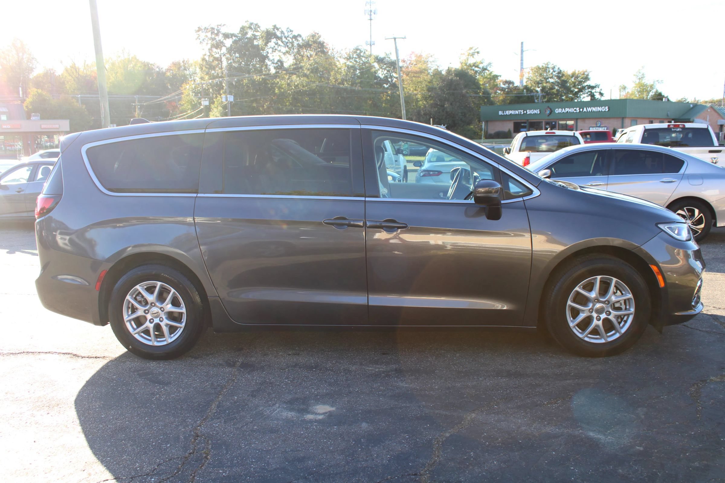 Used 2023 Chrysler Pacifica Touring-L FWD image 4
