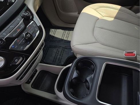 Used 2019 Chrysler Pacifica Touring-L Plus FWD image 20