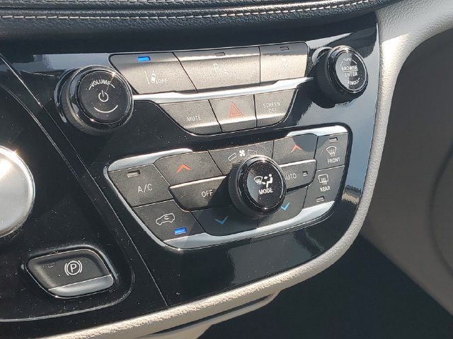 Used 2024 Chrysler Pacifica Limited FWD image 29