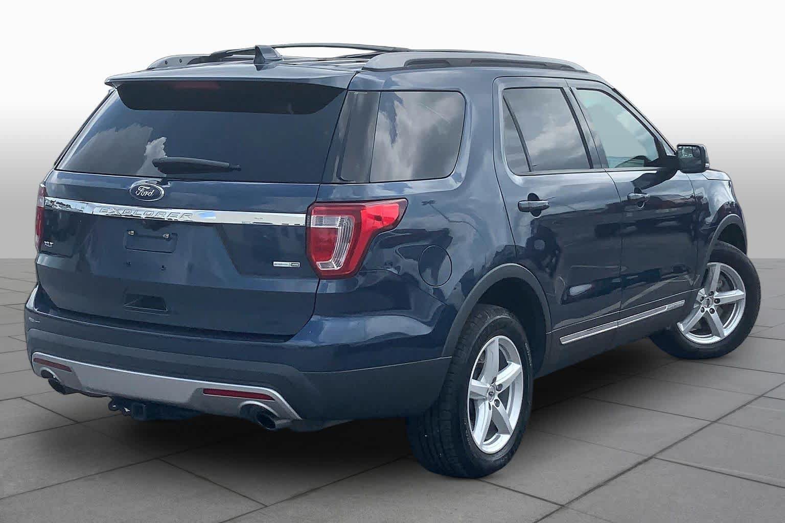 Used 2016 Ford Explorer XLT w/ Equipment Group 202A AWD/4WD image 13