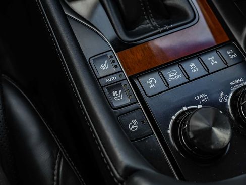 Used 2021 Lexus LX 570 4WD w/ Luxury Package image 32
