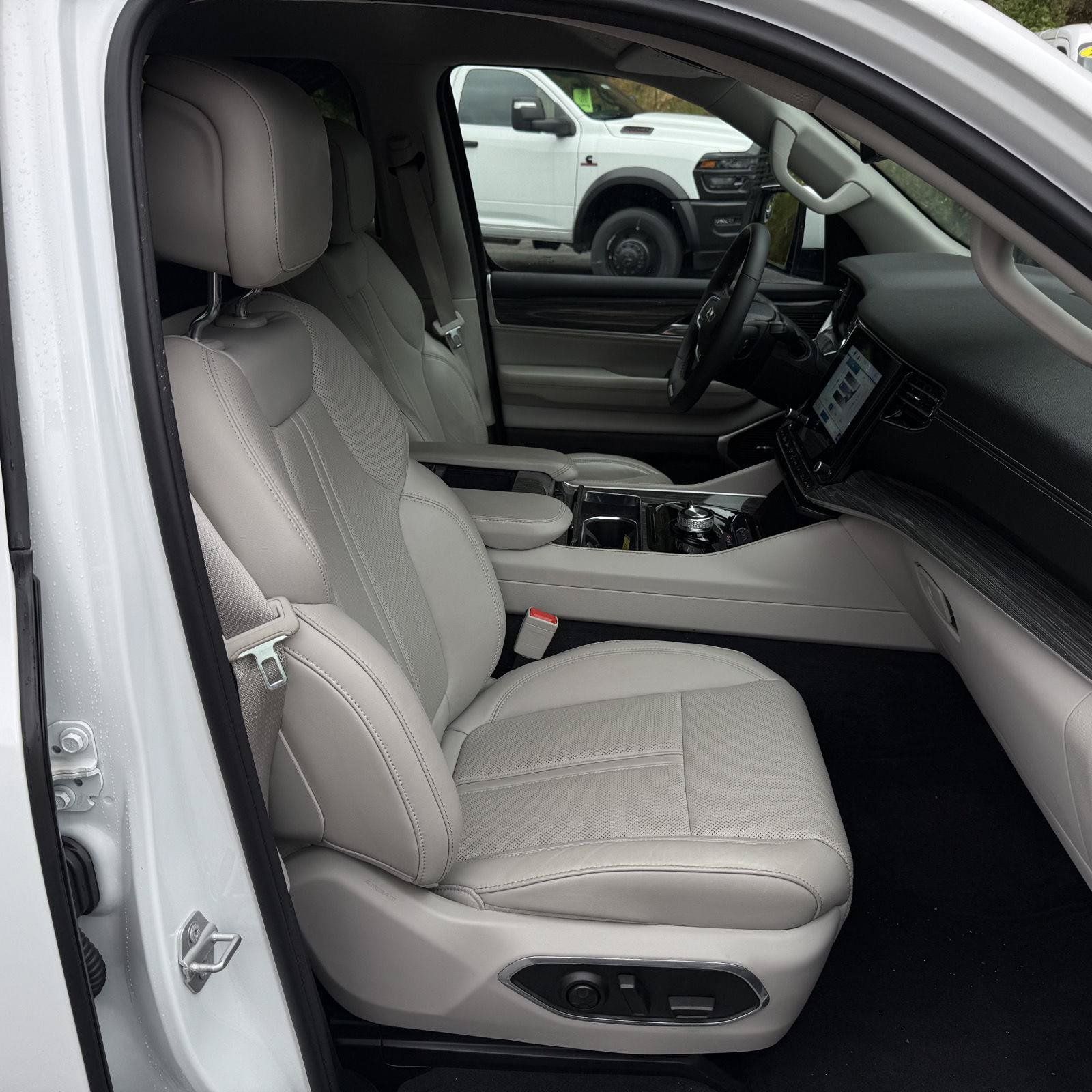 Certified 2022 Jeep Wagoneer Series II AWD/4WD image 40