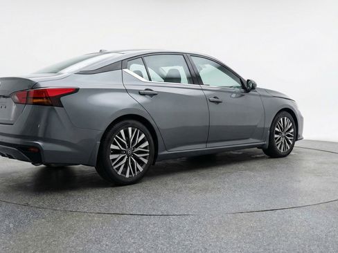 Used 2025 Nissan Altima 2.5 SV image 9