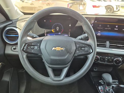 Used 2025 Chevrolet Trax LT FWD image 17