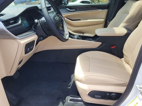 New 2024 Jeep Grand Cherokee Limited w/ Luxury Tech Group II AWD/4WD image 9