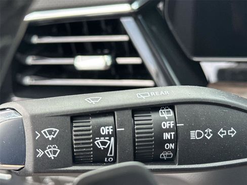 Used 2026 Chevrolet Suburban Premier AWD/4WD image 27