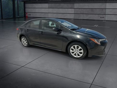 Used 2022 Toyota Corolla LE FWD image 2