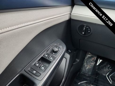 Used 2024 Volkswagen Taos SE image 31