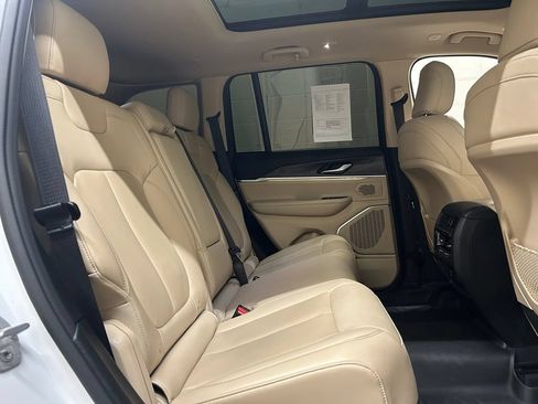 Used 2022 Jeep Grand Cherokee Limited AWD/4WD image 9