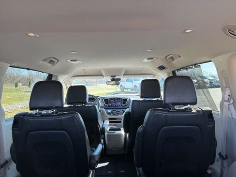 Used 2023 Chrysler Pacifica Touring-L FWD image 15
