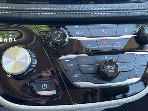 Used 2024 Chrysler Pacifica Limited FWD image 15