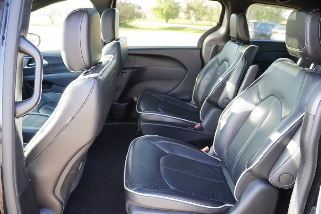 Used 2024 Chrysler Pacifica Premium FWD image 17